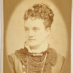 c1860 CDV Victorian Woman Curly Hair Large Lace Collar Oval Photo CarteDeVisite